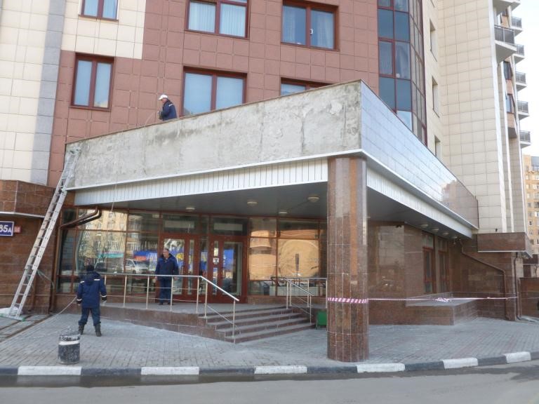 Обследование козырька входной группы многоэтажного жилого дома